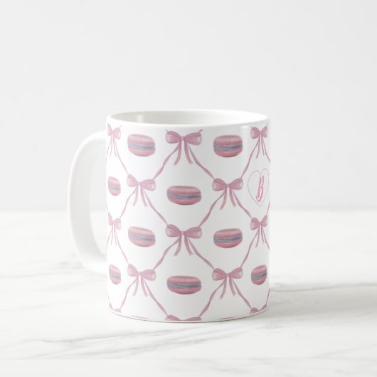 Custom Initial Pink Girly Coquette Bow & Macarons Kaffeetasse (Vorderseite Links)