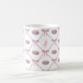 Custom Initial Pink Girly Coquette Bow & Macarons Kaffeetasse (Mittel)