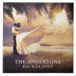 Custom Keepake Wedding Foto Fliese<br><div class="desc">Erstellen Sie Ihre eigene individuelle Kachel mit einem beliebten Hochzeitsfest-Foto. Ersetzen Sie das Beispiel-Foto durch das eigene. Bearbeiten Sie den Text mit Ihrem neuen Familiennamen und Ihrem Hochzeitstermin für einen einzigartigen und wertvollen Sake für Ihr neues Leben zusammen.</div>