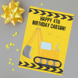 Custom Kids Construction Vehicle Happy Birthday Karte<br><div class="desc">Cooler Sonderbagger Happy Geburtstagskarte für ein Kind,  das gelbe Baufahrzeuge in schwarz und gelb Liebe. Fun Fahrzeug Design für einen kleinen Jungen,  der Lieben von Autos und LKWs. Passen Sie den Namen Ihres Kindes unter dem schwarz-gelben Warnband an.</div>