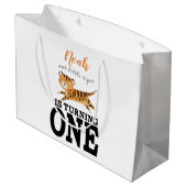 Custom Kids First Birthday Monogram Große Geschenktüte (Rückseite Schrägansicht)