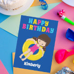Custom Kids Pool Party Sommerfröhlichkeit Geburtst Karte<br><div class="desc">Phantastische Kinder Schwimmbad Party Happy Geburtstagskarte für ein brünettes Kind im Schwimmteam im Sommer. Ein heller,  lustiger Pop mit Farben und ein hübsches Schwimmmädchen in einem Schlauch. Für ein besonderes Kindergeschenk.</div>