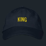 Custom KING Stickable Navy-Hat Style Bestickte Baseballkappe<br><div class="desc">Erhöhen Sie Ihren lässigen Kleiderschrank mit der individuell bedruckten,  anpassbaren Knöpfe. Mit einer beeindruckenden "KING" Stickerei in fett gedruckter Schrift verbindet diese Marinekappe Stil und Komfort. Das verstellbare Gurtband sorgt für eine personalisierte und sanfte Passform für den Alltag.</div>