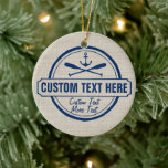 Custom Lake, Beach House & Boat Nautical Anchor Keramik Ornament<br><div class="desc">Zeigen Sie Ihr Seehaus/Strandhaus/Bootsstolz mit diesem maßgeschneiderten Ornament. Ein Vintages Logo-Design mit einem nautischen Anker und 2 gekrönten Paddeln und Set vor einem bräunlichen Leinen-Look. Personalisieren Sie sich mit 3 Textzeilen - Name, Familienname, Kabine/Strandhaus, Name des Bootes, Stadt, Stadt, Datum, etc. - was immer Sie möchten. Ideal für diejenigen, die...</div>