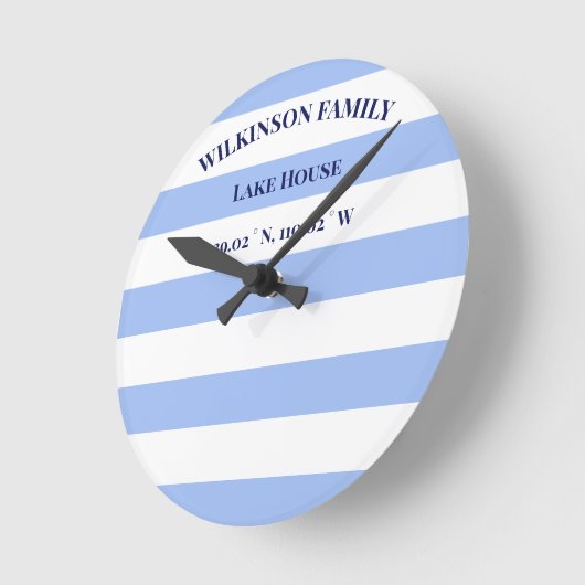 Custom Lake House Blue Stripes Runde Wanduhr (Winkel)