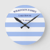 Custom Lake House Blue Stripes Runde Wanduhr (Vorderseite)