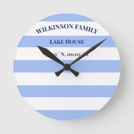 Custom Lake House Blue Stripes Runde Wanduhr