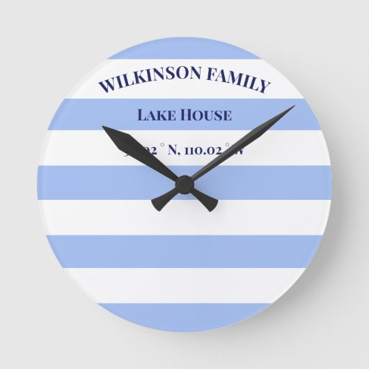 Custom Lake House Blue Stripes Runde Wanduhr (Vorderseite)