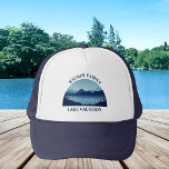 Custom Lake House Family Wiedersehen Summer Vacati Truckerkappe<br><div class="desc">Diese coolen Haushüte sind mit einem ruhigen,  blauen Fluss umgeben von Bäumen und einem personalisierten Text für einen Familienausflug,  einen Camping oder einen Sommerurlaub. Passen Sie diese Kappe mit Ihrem Nachnamen oder anderen Gruppennamen an.</div>