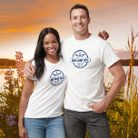 Custom Lake House Kabine Nautical Anchor & Paddles T-Shirt<br><div class="desc">Mit diesem personalisierten T - Shirt auf den See!! Ein marineblaues Vintages Retro-Logo-Design mit einem nautischen Anker und Paddeln und drei Zeilen Text nach Maß. Personalisieren Sie Ihre Seenamen, Stadt, Familienname, Hütte, Datum - was auch immer Sie wollen! Ideal für einen Tag auf dem Wasser, Wiedersehen, Erwärmung oder einfach nur...</div>