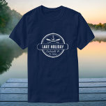 Custom Lake, Town and Family Name Nautical Anchor T-Shirt<br><div class="desc">Fügen Sie Ihren Seenamen,  Stadt und Familiennamen zu diesem nautisch inspiriert Logo-Design hinzu. Dieses Vintage Retro-Design besticht durch einen weißen Kreis,  einen Anker,  knisternde Paddeln und ein feines Banner mit Ihrem Seenamen. Ideal für den Bootsbegeisterten oder für einen Familienurlaub im Wiedersehen am Seehaus.</div>