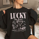 Custom Las Vegas Junggeselinnen-Abschied Personali Sweatshirt<br><div class="desc">Feiern Sie Ihr Bachelorette-Abenteuer in Las Vegas mit unserem "Lucky in Liebe" Custom Las Vegas Junggeselinnen-Abschied Personalisiert Crewneck Sweatshirt. Dieses stilvolle Sweatshirt besticht durch ein einzigartiges Vorder- und Rückseite-Design, das den Geist Ihres Retro Casino Bachtrip verkörpert. Verziert mit spielerischen Elementen wie Würfeln und Getränkemosen sorgt es dafür, dass Ihr Brautparty...</div>
