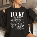 Custom Las Vegas Junggeselinnen-Abschied Personali Sweatshirt<br><div class="desc">Erleben Sie Ihren Las Vegas Junggeselinnen-Abschied mit unserem "Lucky in Liebe" Custom Las Vegas Junggeselinnen-Abschied Personalisiert Sweatshirt. Dieses Sweatshirt ist nicht nur Kleidung, es ist ein Symbol für Ihre fröhliche Feier und Kameradschaft. Mit einem Retro Casino Bachtrip Design mit aufwändigen Details wie Poker Würfel und Getränkemosen verkörpert es das Wesen...</div>