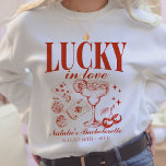 Custom Las Vegas Junggeselinnen-Abschied Personali Sweatshirt<br><div class="desc">Erleben Sie die Spannung Ihres Las Vegas Junggeselinnen-Abschieds mit unserem "Lucky in Liebe" Custom Las Vegas Junggeselinnen-Abschied Personalisiert Sweatshirt. Dieses stilvolle und gemütliche Sweatshirt ist die perfekte Wahl, um an Ihr besonderes Wochenende zu erinnern. Mit einem Retro Casino Bachtrip-Design, das Elemente wie Poker Würfel und ein trunkenes Motiv nahtlos integriert,...</div>