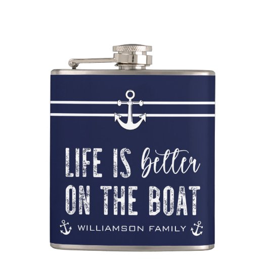 Custom Life ist besser auf dem Boot Flachmann (Vorderseite)