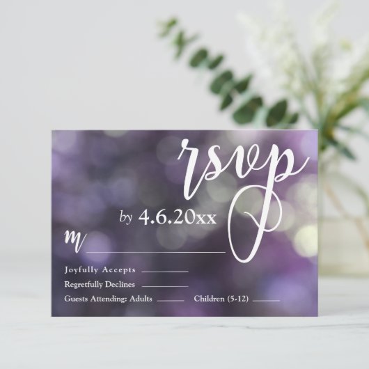 Custom Lila Bokeh Light & Typografie 32 UAWG RSVP Karte (Stehend Vorderseite)