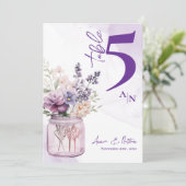 Custom Lila Floral Monogram Wedding Tischnummer (Stehend Vorderseite)