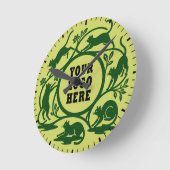 Custom Lime Green Playful Cat Clock Runde Wanduhr (Winkel)