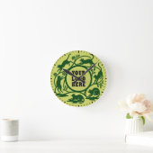 Custom Lime Green Playful Cat Clock Runde Wanduhr (Zuhause)