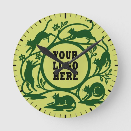 Custom Lime Green Playful Cat Clock Runde Wanduhr (Vorderseite)