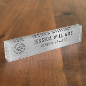 Custom Logo Employee Name Luxe Faux Brushed Silver Namensplakette (Seite)