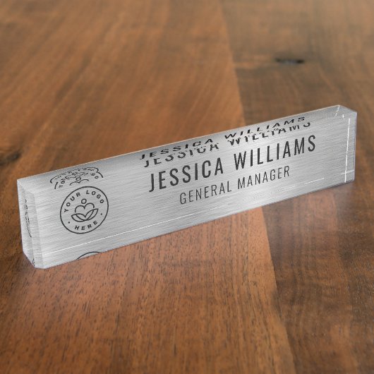 Custom Logo Employee Name Luxe Faux Brushed Silver Namensplakette (Seite)