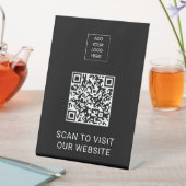 Custom Logo Minimalist QR Code Display Black Sockelschild (In Situ)