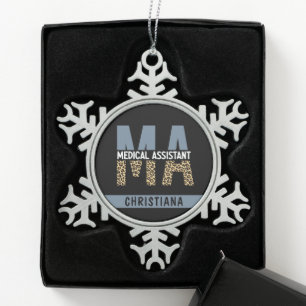 Custom MA Medical Assistant Leopard Print Schneeflocken Zinn-Ornament