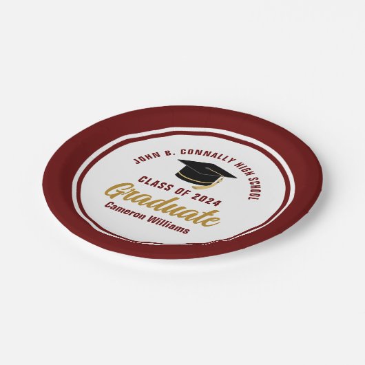 Custom Maroon Gold Graduate 2025 Graduation Party Pappteller (Schrägansicht)