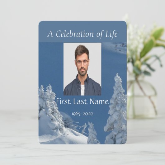 Custom Memorial Service Schönes Bergskifahren Einladung (Stehend Vorderseite)