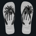 Custom Mens Beach Wedding Flip Flops Badesandalen<br><div class="desc">Ein großes Willkommensgeschenk für Ihre männlichen Gäste. Bieten Sie Ihren Gästen für die Strandzeremonie Schuhe an. Elke Clarke © Custom Monogram Travel Wedding Flip Flops für Beach Hochzeiten. Passen Sie Ihre Namen, das Datum, das Monogramm, den verheirateten Vornamen und das Ziel an. Entspricht der personalisierten Hochzeitsstrandtasche in unserem Geschäft, mit...</div>