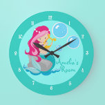 Custom Mermaid Girl Aquamarin Große Wanduhr<br><div class="desc">Schöne türkisfarbene Zimmermädchen-Wanduhr mit Kindername personalisiert in hübscher aquamariner Schrift. Das ist eine niedliche Kinderzimmeruhr am Strand. Bilder von www.prettygrafik.com</div>