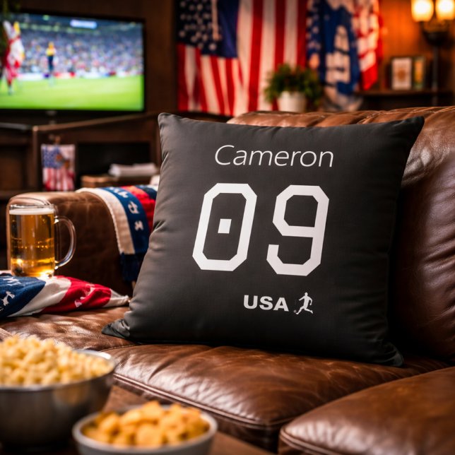 Custom Minimalist American Athlete Monochromatic  Kissen (Von Creator hochgeladen)