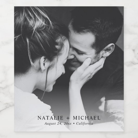 Custom Minimalistisch Black and White Wedding Foto Weinetikett (Einzelnes Label)