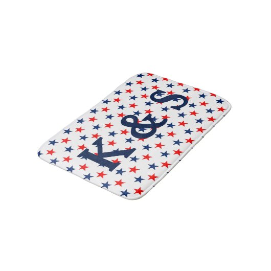 Custom Mit Monogramm Patriotic Red and Blue Stars Badematte (Schrägansicht)