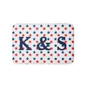 Custom Mit Monogramm Patriotic Red and Blue Stars Badematte (Vorderseite)