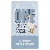 Custom Modern Blue One Silly Goose First Birthday Kleine Geschenktüte (Rückseite)