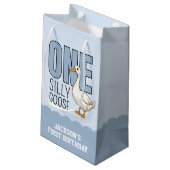 Custom Modern Blue One Silly Goose First Birthday Kleine Geschenktüte (Rückseite Schrägansicht)