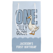 Custom Modern Blue One Silly Goose First Birthday Kleine Geschenktüte (Vorderseite)
