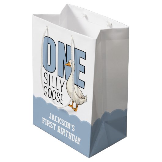 Custom Modern Blue One Silly Goose First Birthday Mittlere Geschenktüte (Rückseite Schrägansicht)