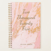 Custom Modern Blush Gold Marmor Girly Name 2025 Planer (Vorderseite)