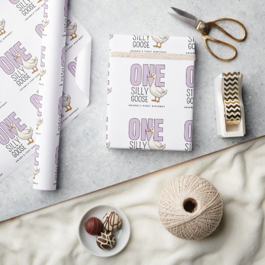Custom Modern Lilac One Silly Goose First Birthday Geschenkpapier (Kunsthandwerk)