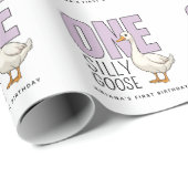 Custom Modern Lilac One Silly Goose First Birthday Geschenkpapier (Rolleneckpunkt)