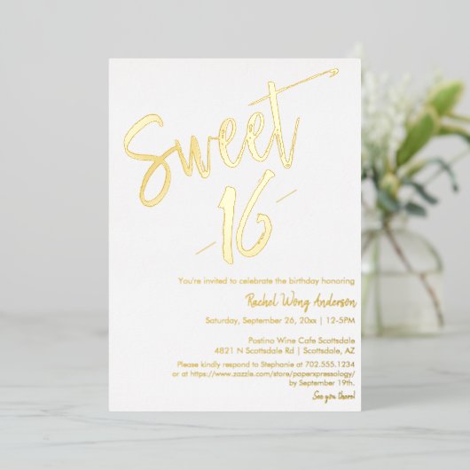 Custom Modern Minimalistisch Sweet 16 Birthday Gol Folieneinladung (Stehend vorne)