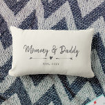 Custom Modern Mommy & Daddy New Elternspenden Lendenkissen<br><div class="desc">Feiern Sie die Geburt Ihres Kindes mit diesem schicken Bauernhaus-Kissen mit Ihren Namen und das Jahr in einer Vintagen Schrift-Schrift und Drehbuch-Design mit süßen handgezeichnet Arrowsand und Herz eingerichtet. Wählen Sie Ihre eigene Hintergrundfarbe! Das wäre das perfekte Geschenk für neue Eltern bei einer Babydusche. Die Grautöne und Elfenbein werden bei...</div>