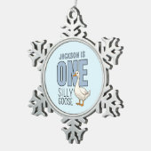 Custom Modern One Silly Goose First Birthday Schneeflocken Zinn-Ornament (Rechts)