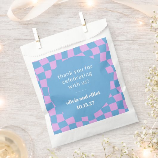 Custom Modern Retro Checkerboard Blue Pink Wedding Geschenktütchen (Ausgeschnitten)