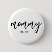 Custom Mommy Est. Modern Brush Script Typografie Button (Vorderseite)