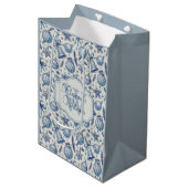 Custom Monogram Blue Toile Weihnachtsschmuck Mittlere Geschenktüte (Vorderseite Schrägansicht)