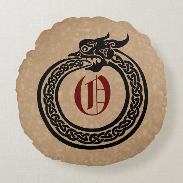 Custom Monogram Celtic Style Ouroboros Rundes Kissen (Vorderseite)